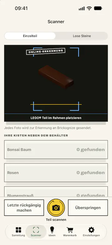 Der Scanner von BrickBack im Modus „Einzelteil“: ein braunes LEGO® Teil 1 × 3 im Sucher, der Hinweis „Online-Erkennung“, die Aufforderung „LEGO® Teil im Rahmen platzieren“, die Zeile „Jedes Foto wird zur Erkennung an Brickognize gesendet.“, darunter die verfolgten Sets, jedes als Kiste neben dem Behälter, und die Schaltfläche „Teil scannen“.